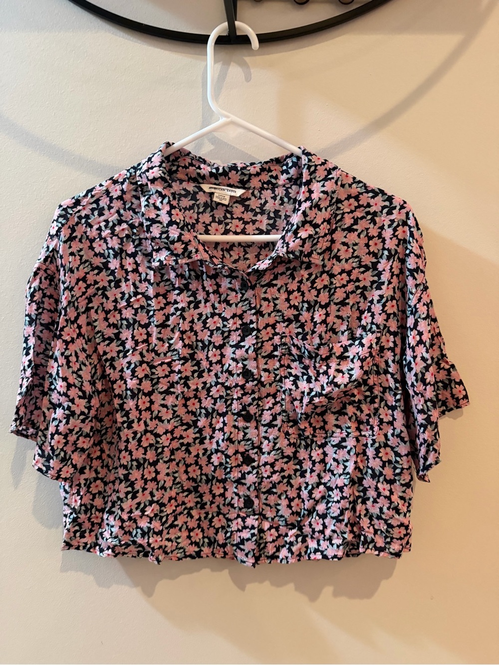 American Eagle Outfitters Pink Floral Button-Down crop blouse Small